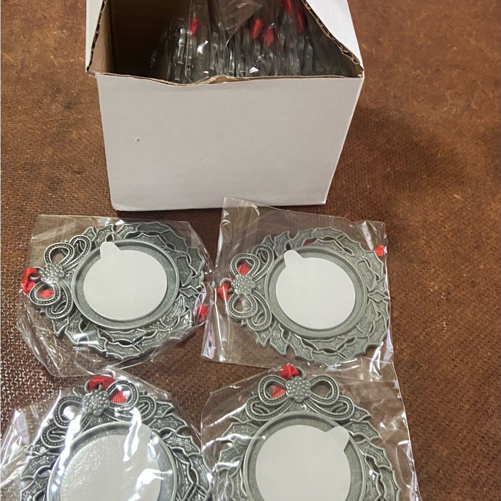 5 Ornaments Customizable metal wreath photo frames - Add your own design! - Picture 2 of 2